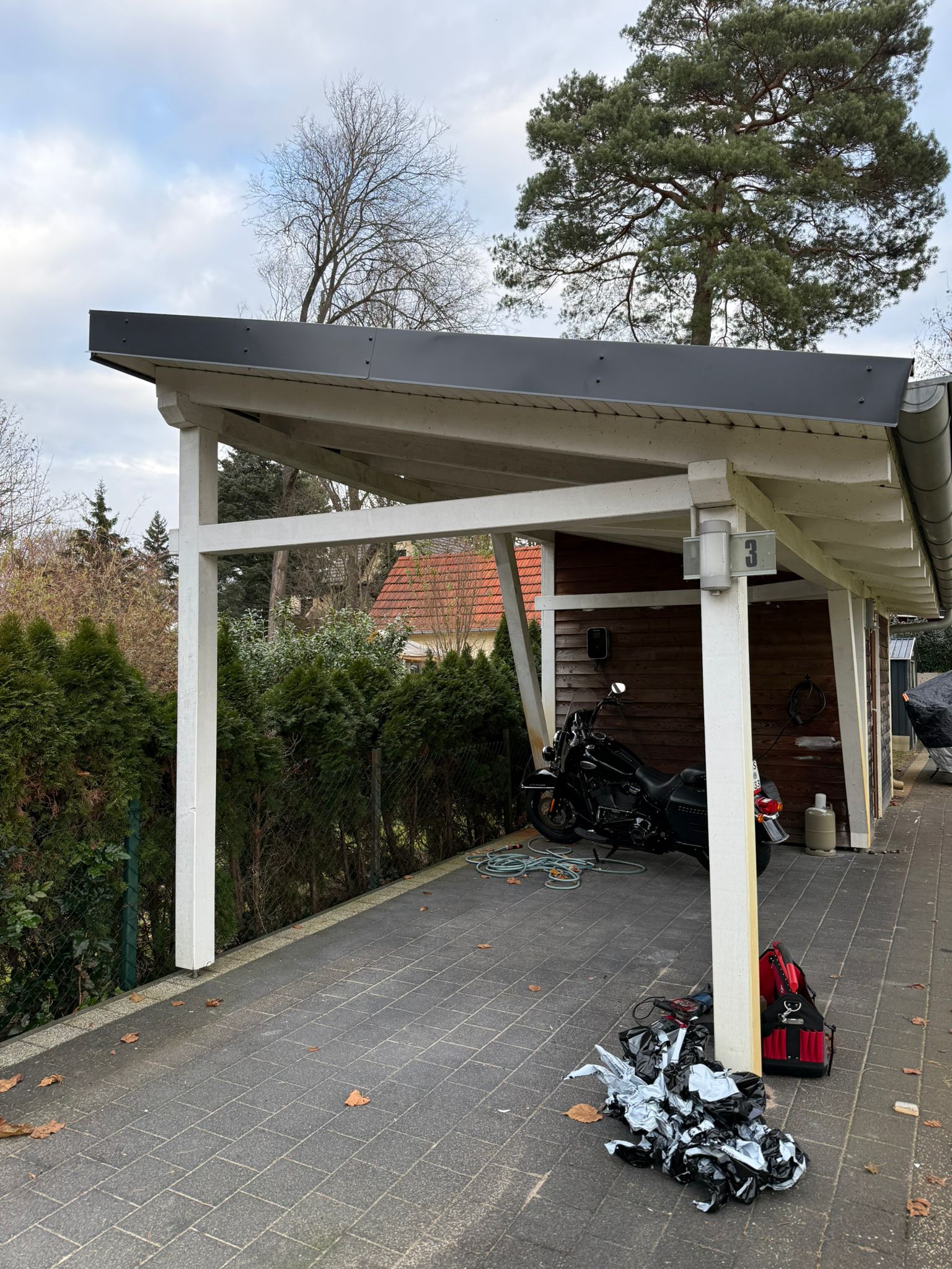 Das Dachservice24Plus-Team bei der Arbeit auf einem Steildach